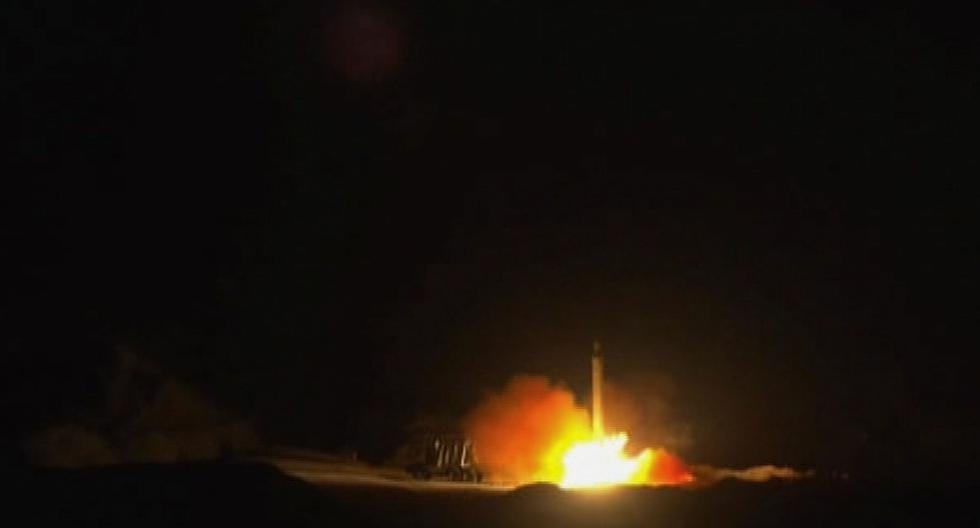 Una imagen del pasado 8 de enero que muestra a un cohete iraní siendo disparado hacia una base de Irak que alberga a soldados de Estados Unidos. (Foto: Referencial / AFP).