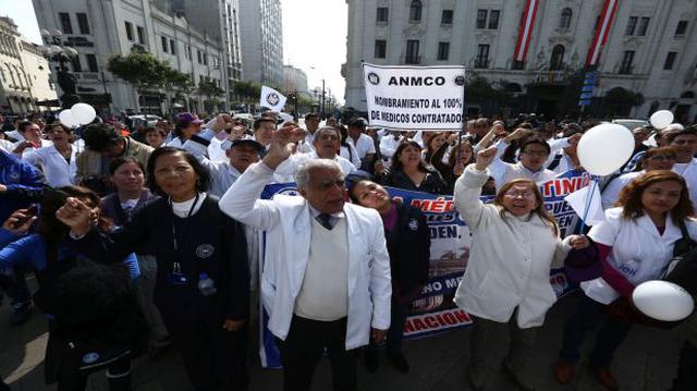 Policías y médicos se enfrentan en marcha por el centro de Lima - 1