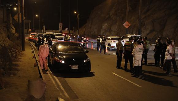 Dos personas fueron asesinadas dentro de un vehículo en la avenida Raúl Ferrero, en La Molina | Foto: El Comercio