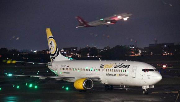 Un avión de Turpial Airlines que cubre la ruta Caracas-Bogotá, impuestos a su llegada al Aeropuerto Internacional El Dorado el 7 de noviembre de 2022, en Bogotá. (Foto por DANIEL MUÑOZ / AFP)