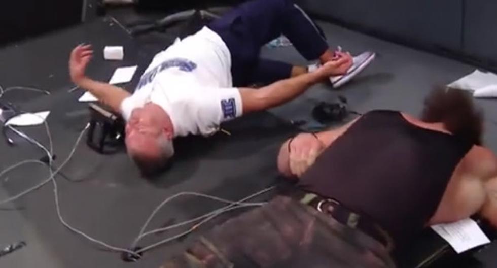 Shane McMahon se mandó con tremendo salto para sacar del juego a Braun Strowman. (Foto: Captura)
