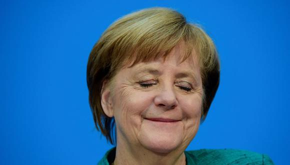 En esta foto de archivo tomada el 7 de febrero de 2018, la canciller alemana Angela Merkel cierra brevemente los ojos mientras da una conferencia de prensa en Berlín. (TOBIAS SCHWARZ / AFP).
