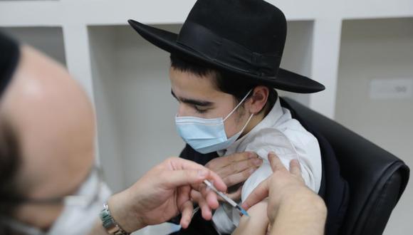 Un judío ultraortodoxo es vacunado contra el coronavirus en la ciudad ultraortodoxa de Bnei Brak. (Foto: EFE/ Abir Sultan).