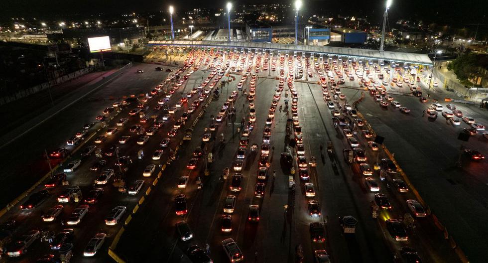 Vista aérea de autos haciendo fila para cruzar la frontera entre México y Estados Unidos en el puerto de cruce de San Ysidro, el 7 de noviembre de 2021. (Guillermo Arias / AFP).