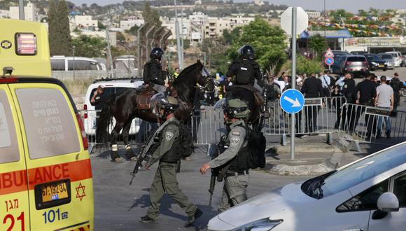 La policía fronteriza de Israel y las fuerzas de seguridad llegan al lugar donde un automóvil embistió a varias personas, incluidos cuatro agentes de policía, en el barrio de Sheikh Jarrah, en Jerusalén. (Foto de Menahem KAHANA / AFP).