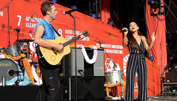 Ariana Grande y Chris Martin de Coldplay juntos en escenario