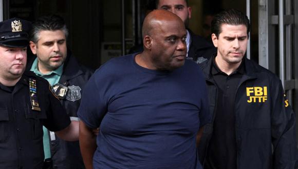 Frank James, el sospechoso del tiroteo en el metro de Brooklyn, camina fuera de un recinto policial en la ciudad de Nueva York, Nueva York, EE.UU.