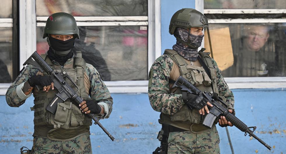 Militares custodian el exterior de la prisión Guayas 1 un día después de que una pelea entre bandas rivales dejó seis reclusos muertos en Guayaquil, Ecuador, el 24 de julio de 2023. (Foto de Marcos PIN / AFP).
