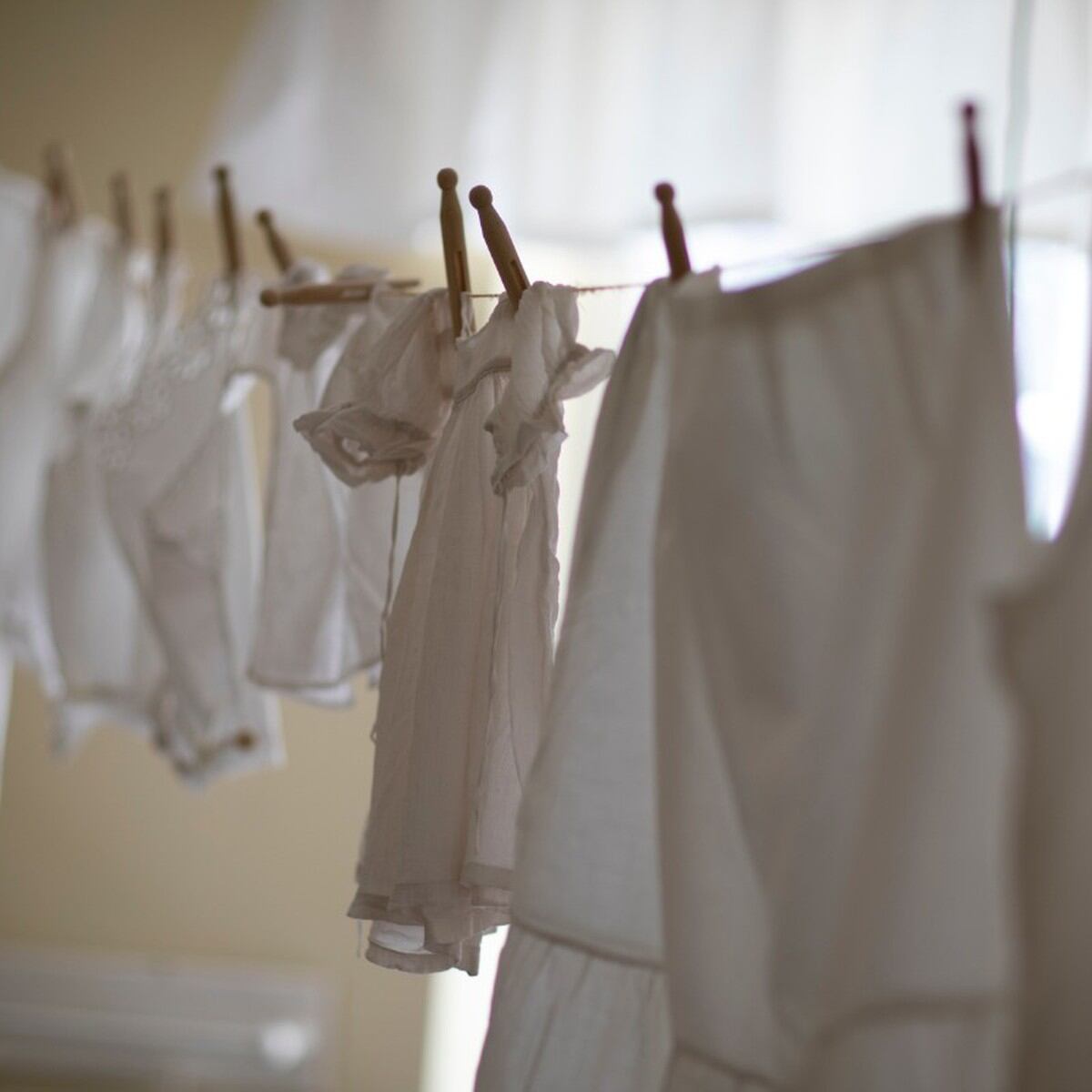 10 trucos para secar la ropa en invierno - Deja tus prendas libres de  humedad y listas para usar