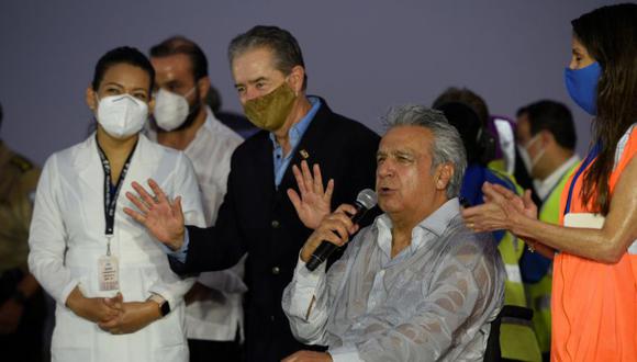 El presidente de Ecuador, Lenin Moreno, se dirige a los medios junto al ministro de Salud Juan Carlos Zevallos tras la llegada de un primer lote de dosis de la vacuna COVID-19 de Pfizer, mientras continúa el brote de la enfermedad por coronavirus (COVID-19), en Guayaquil, Ecuador. 20 de enero de 2021.  (Foto: REUTERS / Santiago Arcos).