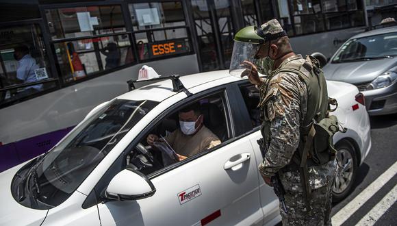 Oficiales militares controlan vehículos en Lima, ya que la capital y varias otras ciudades peruanas están bajo estricto bloqueo debido al resurgimiento de casos de la nueva enfermedad del coronavirus. (Foto: Ernesto BENAVIDES / AFP)
