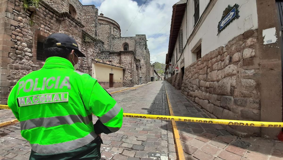 La mayoría de agentes se habría contagiado de COVID-19 cuando custodiaba los mercados de Cusco. (Foto: Juan Sequeiros)