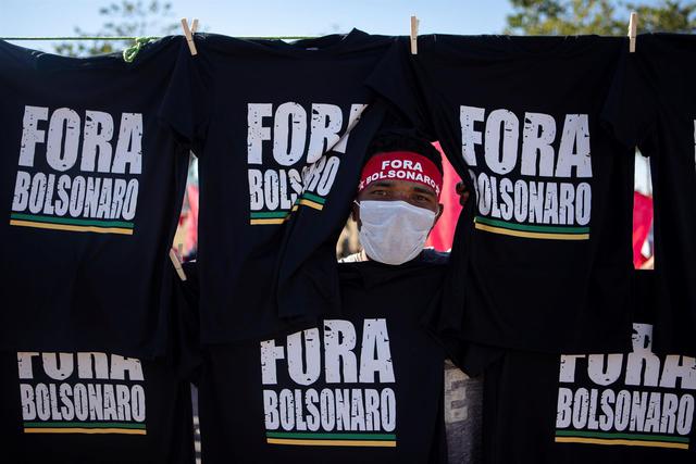 Ciudadanos colgaron polos negros con un estampado de la frase: "Fora Bolsonaro". (Foto: EFE |Joédson Alves)