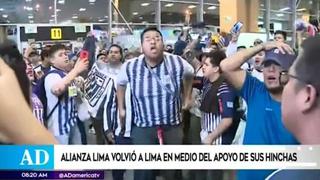 Hinchas reciben a plantel de Alianza Lima en aeropuerto