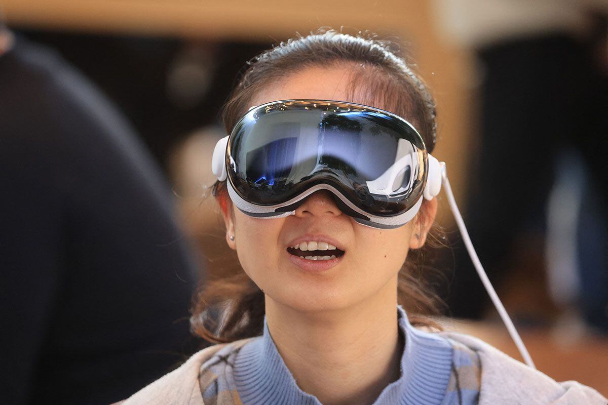 A customer tests their Vision Pro at the Apple Vision Pro launch at Apple The Grove in Los Angeles.  Photo: AFP