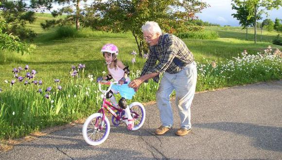 Principalmente la calidad del contacto con nuestros abuelos, más que la cantidad de tiempo que pasamos con ellos es la que afecta nuestra visión de los ancianos. (Foto: Pezibear en pixabay.com / Bajo licencia Creative Commons)