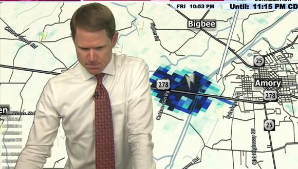 Matt Laubhan no pudo evitar conmoverse al informar sobre el tornado que pasó por Mississippi. | Foto captura: WTVA 9 News / YouTube