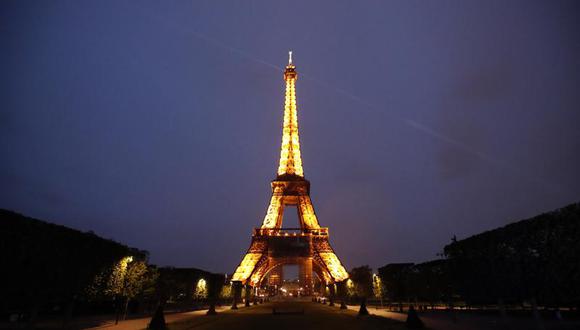 La torre Eiffel iluminada en París, el martes 25 de mayo de 2021. (AP Foto/Francois Mori).