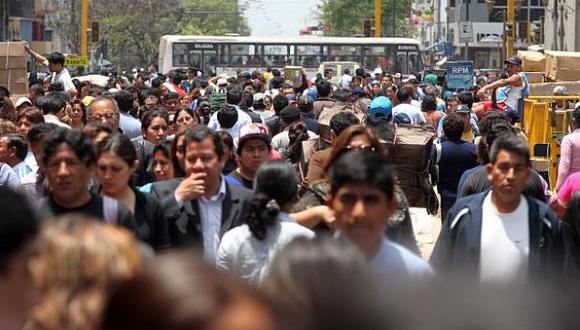 "Quien hoy sube a una combi en cualquier zona ‘popular’ verá que las prendas gastadas son poco frecuentes, y más bien son comunes la ropa y zapatillas deportivas".