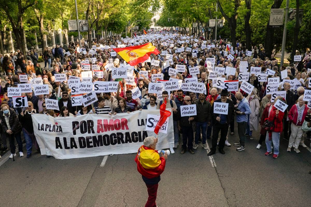 La marcha con el lema "Por amor a la democracia", convocada por el colectivo La Plaza Madrid, el 28 de abril de 2024, por el centro de Madrid. (Foto de Borja Sánchez-Trillo / EFE)