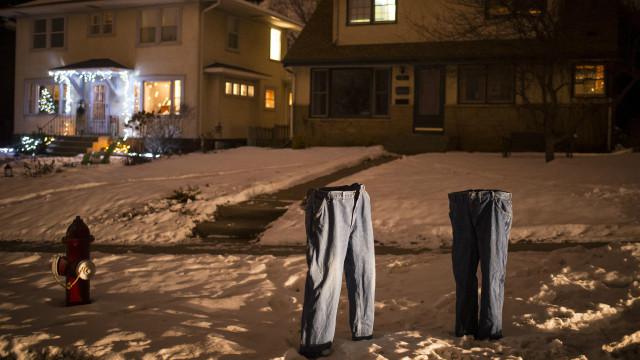 Crean una "exposición artística" de pantalones congelados - 1