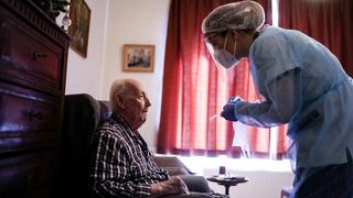 En hogares de ancianos de Bélgica se teme al coronavirus... y a la soledad 
