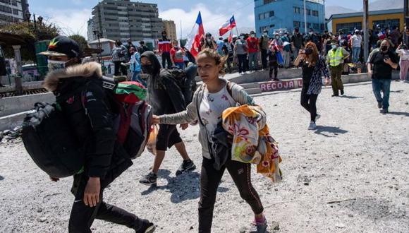 Decenas de venezolanos tuvieron que escapar de la marcha antimigrante realizada el sábado pasado en la ciudad de Iquique. (Foto: Getty Images)