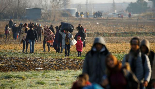 Los migrantes caminan hacia el cruce fronterizo Pazarkule de Turquía con Kastanies de Grecia. (Reuters).