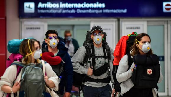 Pasajeros con mascarilla arriban al Aeropuerto Internacional de Ezeiza en Buenos Aires. (Foto: archivo/ AFP / Ronaldo SCHEMIDT).