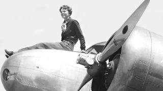 Cómo fue el primer vuelo transcontinental de una mujer y qué pasó con su autora, la piloto Amelia Earhart