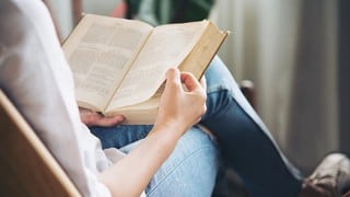 Los libros que leen las personas más inteligentes, según la ciencia