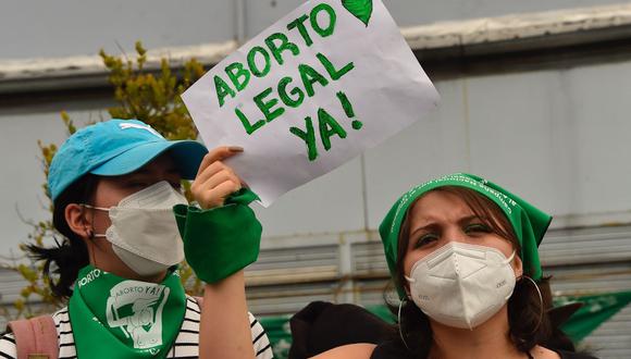 Una activista en favor del aborto sostiene un cartel que dice "Aborto legal ya" durante una manifestación frente a la Asamblea Nacional de Ecuador en Quito, el 25 de enero de 2022. (Rodrigo BUENDÍA / AFP).
