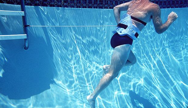 Rutina de ejercicios bajo el agua para correr más rápido y fortalecer los músculos tras una lesión.