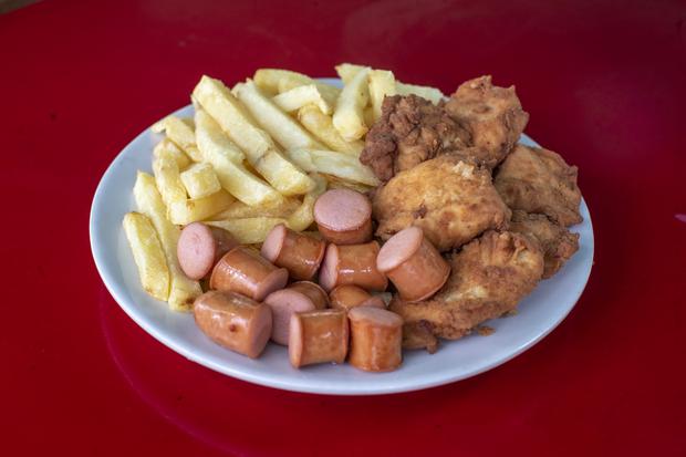 The Mega trio consists of chicharrón de pollo, sausage and French fries.  A hit with your diners!  (Photo: César Campos / GEC)