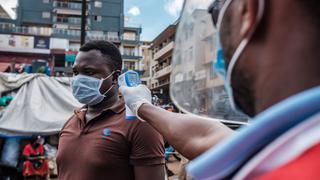 Inyectan agua en vez de vacunas contra el coronavirus a cientos de ugandeses