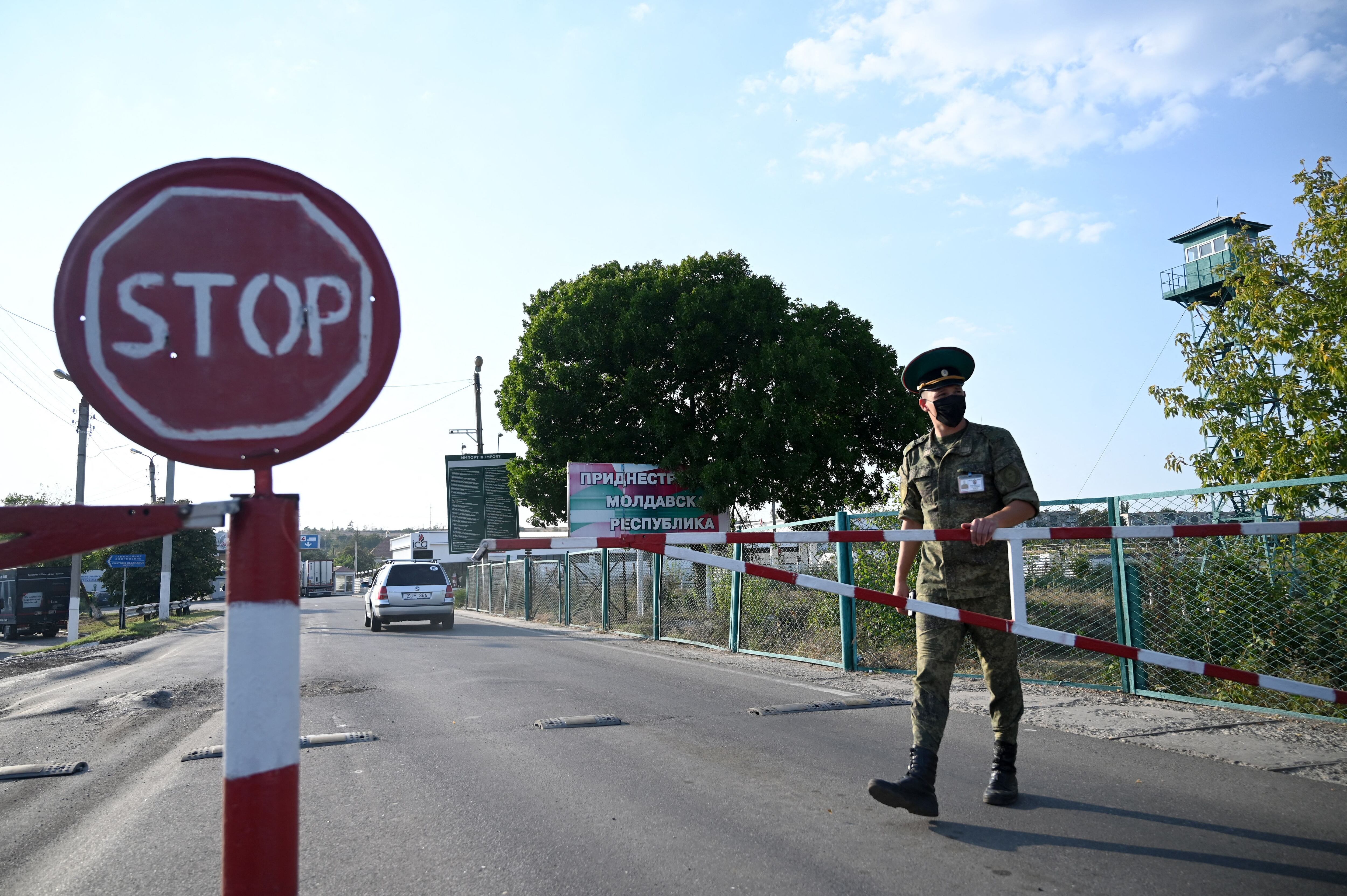 A Transnistrian border guard guards an area on the border with Ukraine on September 13, 2021. (Sergei GAPON / AFP).