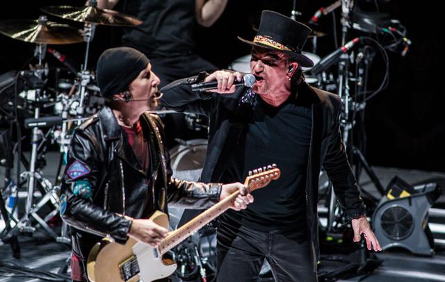 The Edge y Bono durante presentación en Ámsterdam. (Foto: AFP)