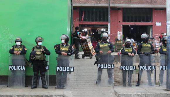 La MML y la Policía ejecuta un operativo de recuperación del espacio público en el Puente Caquetá | Foto: Lino Chipana Obregón/ @photo.gec