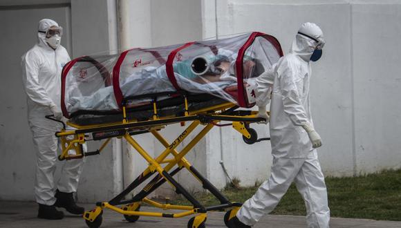 Coronavirus en México | Ultimas noticias | Último minuto: reporte de infectados y muertos domingo 24 de mayo del 2020 | Covid-19 | Los paramédicos de la Cruz Roja llevan a un paciente sospechoso de estar infectado de coronavirus a un hospital. (Foto: PEDRO PARDO / AFP)