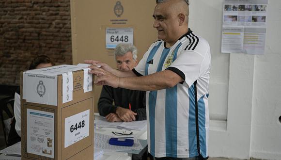 Una persona vota en un colegio electoral en Buenos Aires, durante las elecciones presidenciales argentinas del 22 de octubre de 2023. (Foto de JUAN MABROMATA/AFP)