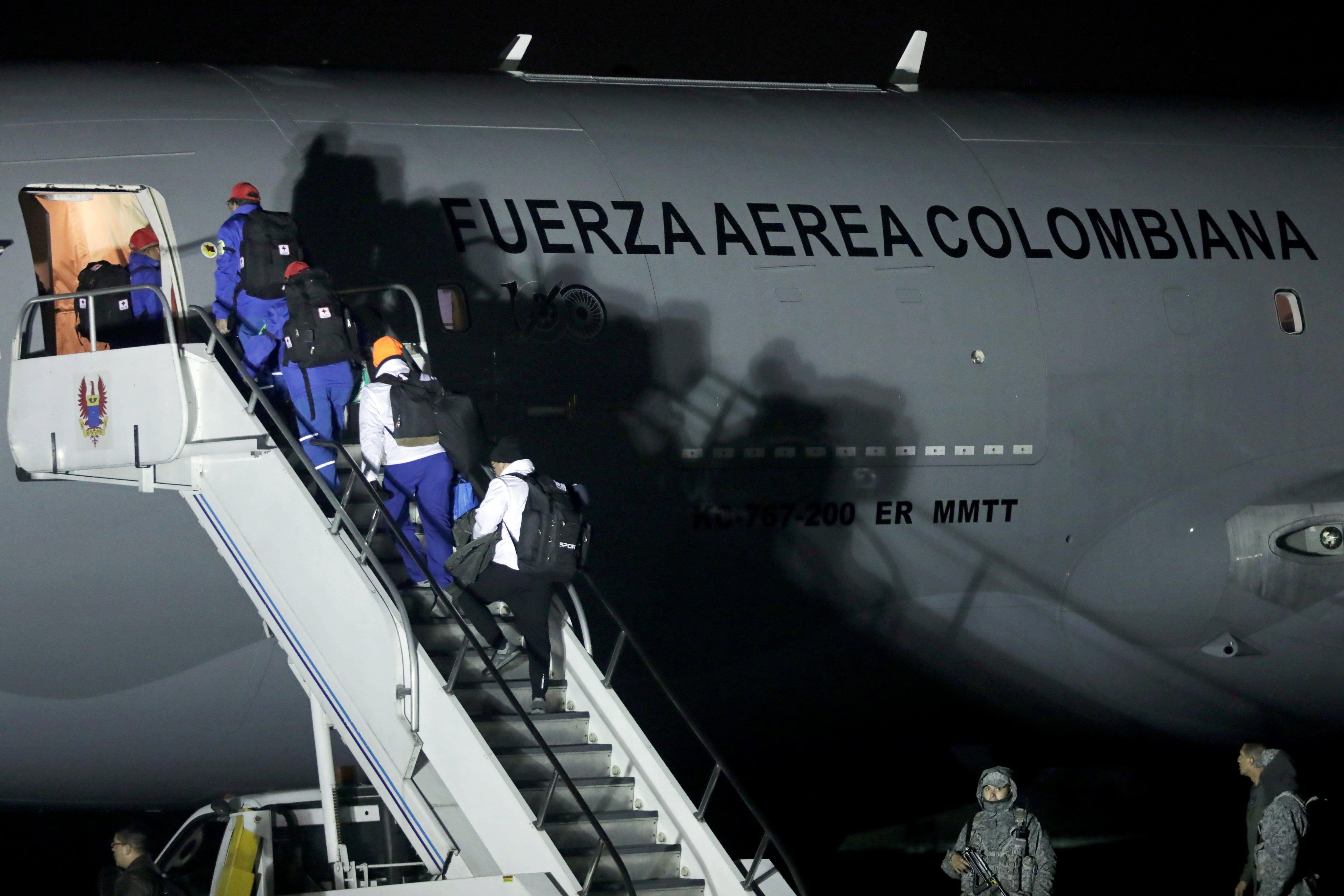 Médicos y enfermeros suben al avión que los llevará a Wuhan. (REUTERS/Luisa Gonzalez).