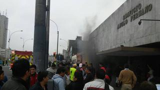 Cercado de Lima: evacuaron edificio por incendio de carro