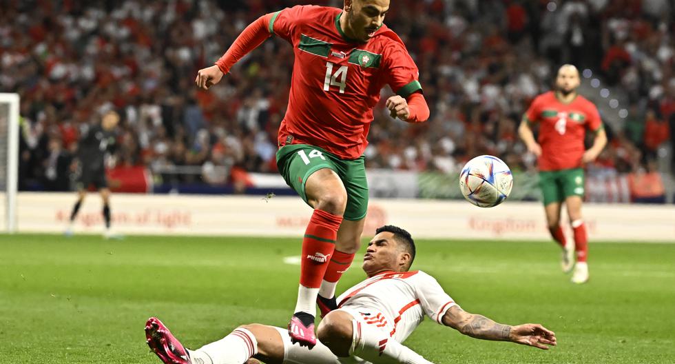 Morocco's forward Zakaria Aboukhlal vies with Peru's Anderson Santamaria (down) during the friendly football match between Morocco and Peru at the Wanda Metropolitano stadium in Madrid on March 28, 2023. (Photo by JAVIER SORIANO / AFP)