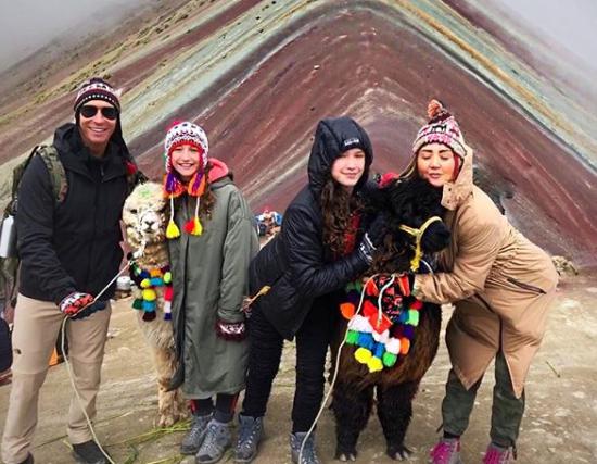 Andrea Legarreta y Erik Rubín en La montaña de los 7 colores, Cusco, con sus hijas. (Foto: Instagram)