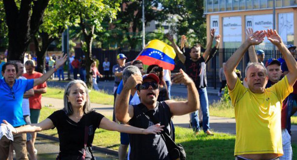 Ciudadanos venezolanos manifiestan su apoyo a un grupo de militares que se sublevo contra el gobierno del presidente venezolano Nicolás Maduro. (Foto: EFE)