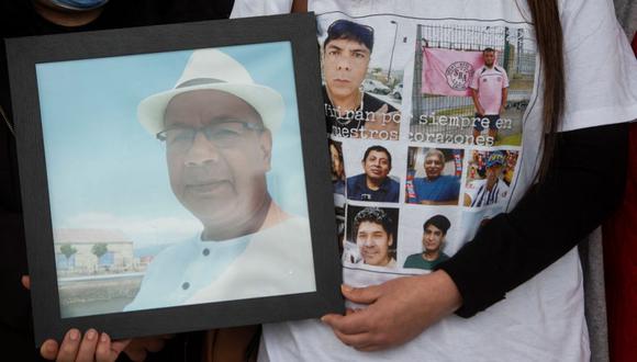 Un familiar sostiene una foto del peruano Martín Quino, uno de los doce tripulantes desaparecidos cuando el arrastrero español Villa de Pitanxo se hundió en aguas tormentosas frente a Canadá. (MIGUEL RIOPA / AFP).