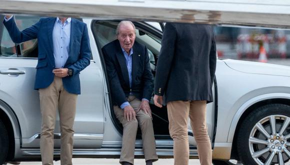 El ex rey de España, Juan Carlos I, se sienta en un automóvil después de aterrizar en un jet privado en el aeropuerto de Peinador en Vigo, Pontevedra, el 19 de mayo de 2022. (BRAIS LORENZO / AFP).