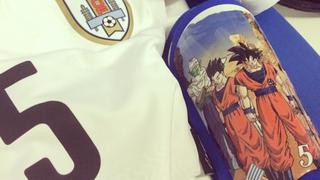 Conoce al uruguayo que utiliza las canilleras de Dragon Ball Z