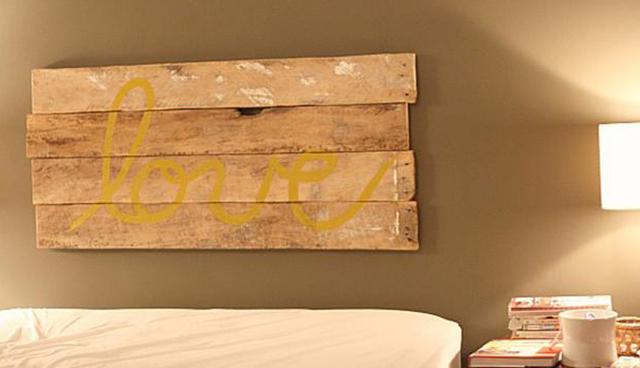 Crea tu propia cabecera. Logra un cuadro moderno o cabecera de cama con mucho estilo usando elementos como madera y pintura. Debes tener en cuenta el tamaño de tu cama. (Foto: Difusión)