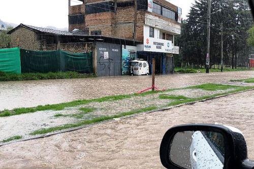 Intensa lluvia y granizo inundan calles de  Cajamarca. (Foto: Indeci)